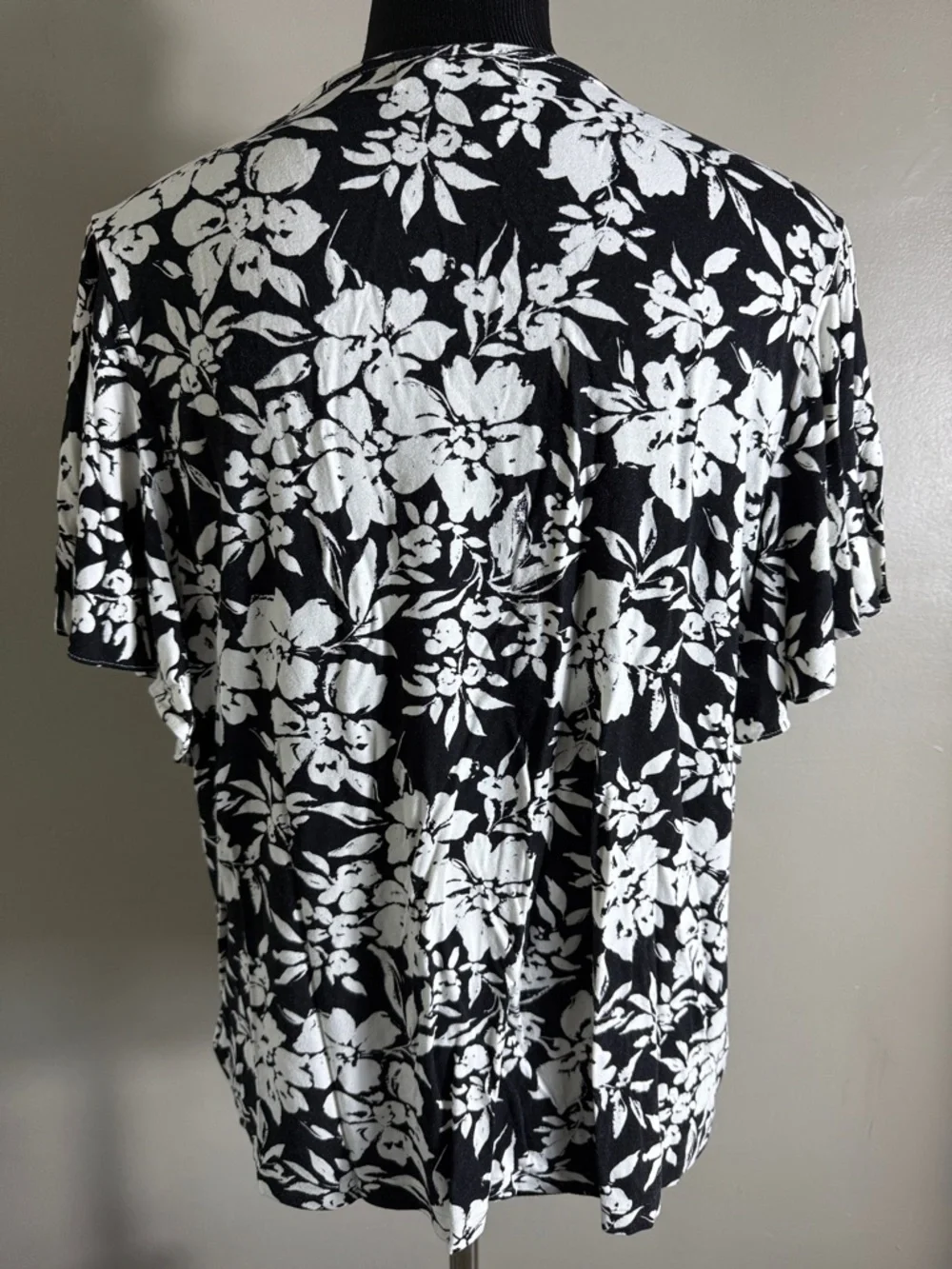 Lauren Ralph Lauren Black and White Floral V-Neck Women's Top Sz 1X - Picture 5 of 8